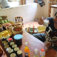 おしゃべりしながら現地のインドネシア人から買うのも楽しいです cement_tile施工例- sisi-サンデーマーケット バリ島