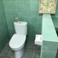 セメントタイルインテリアのトイレ